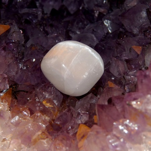 Agate blanche - pierre roulée - 6ème chakra